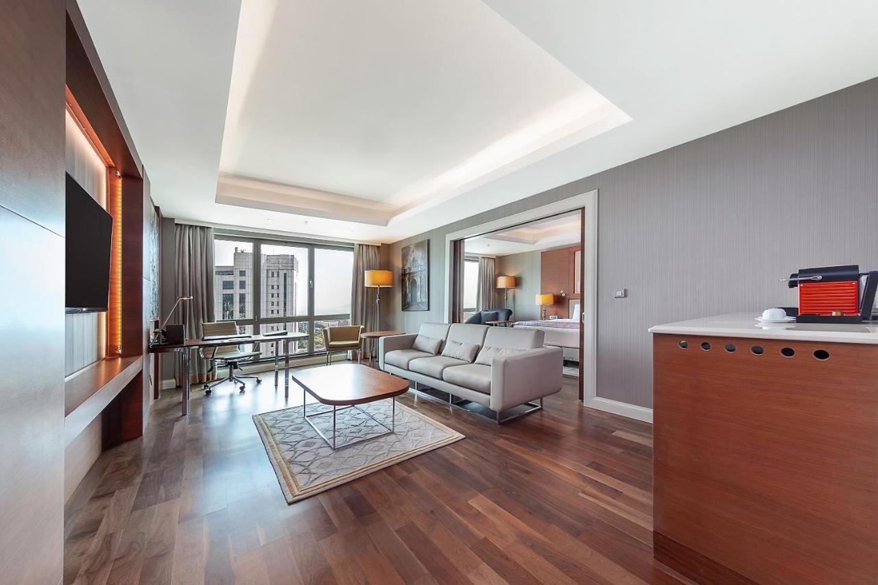 데데만 보스탄시 이스탄불 호텔&컨벤션 센터 외부 사진 Suite at the hotel