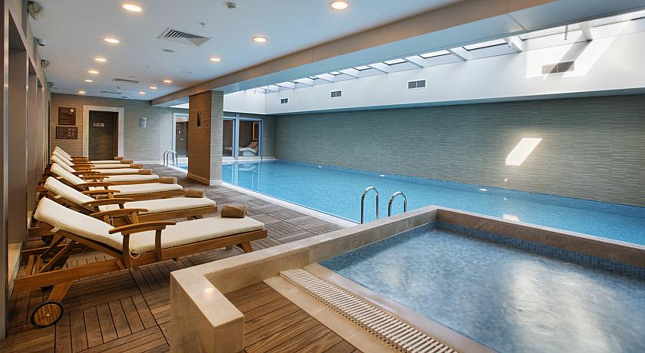 데데만 보스탄시 이스탄불 호텔&컨벤션 센터 외부 사진 The swimming pool at the hotel