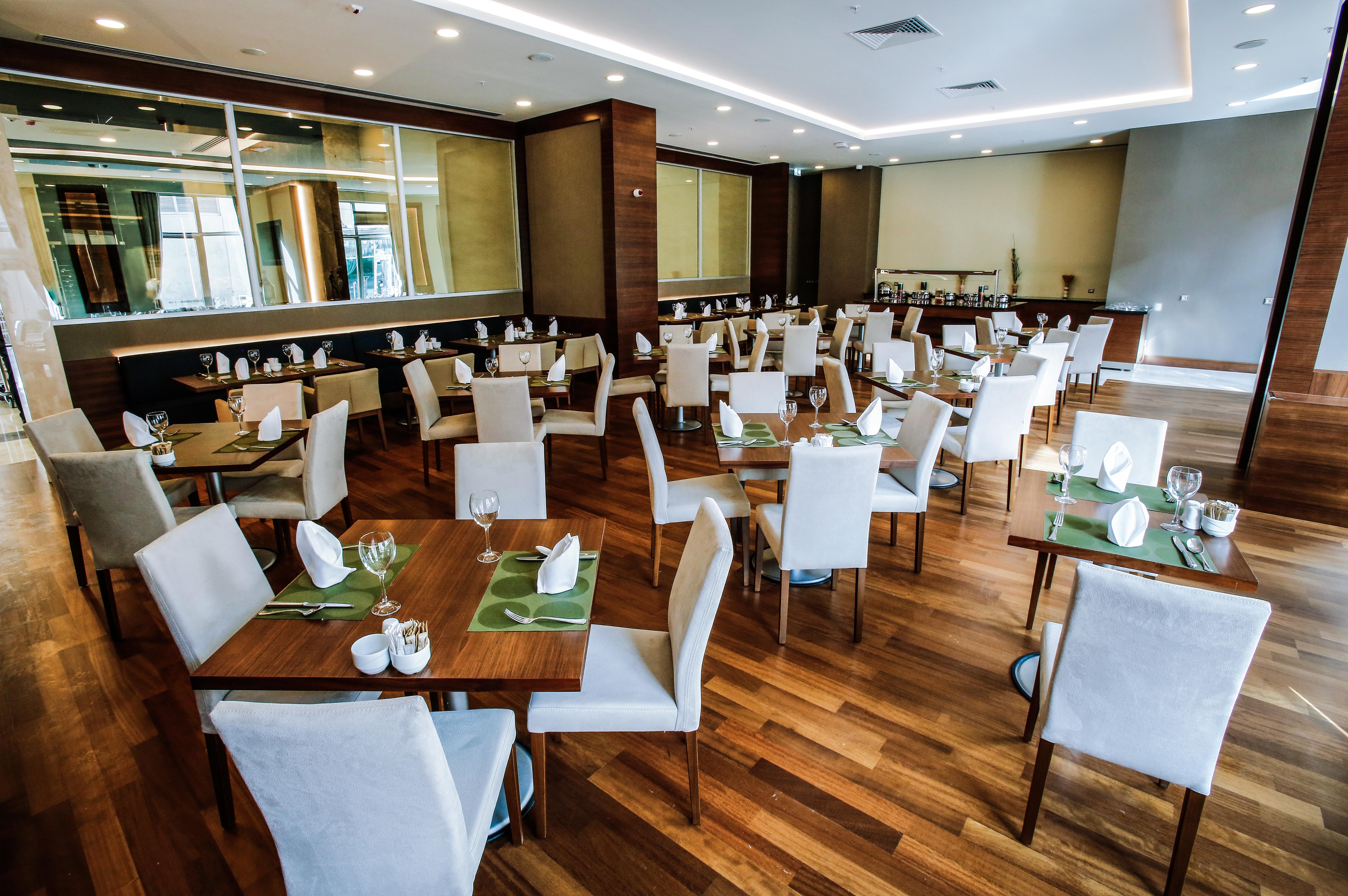 데데만 보스탄시 이스탄불 호텔&컨벤션 센터 외부 사진 The restaurant at the hotel