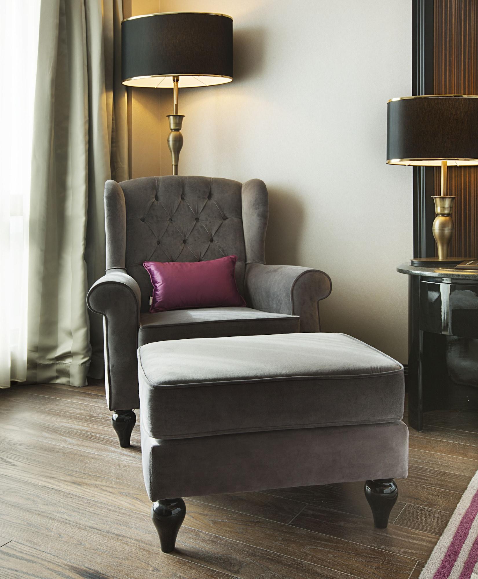 데데만 보스탄시 이스탄불 호텔&컨벤션 센터 외부 사진 A chair with a footstool